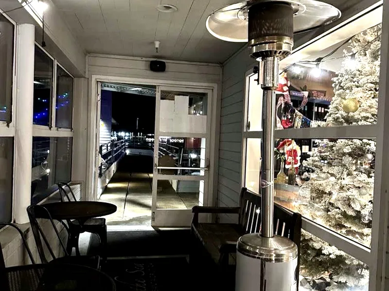 Expansive Wine Bar for Hosting - Gallery image