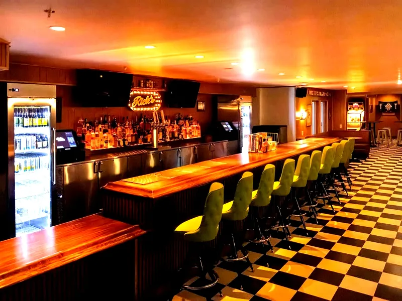 Inviting Bar & Lounge for Celebrations in Marina - Gallery image