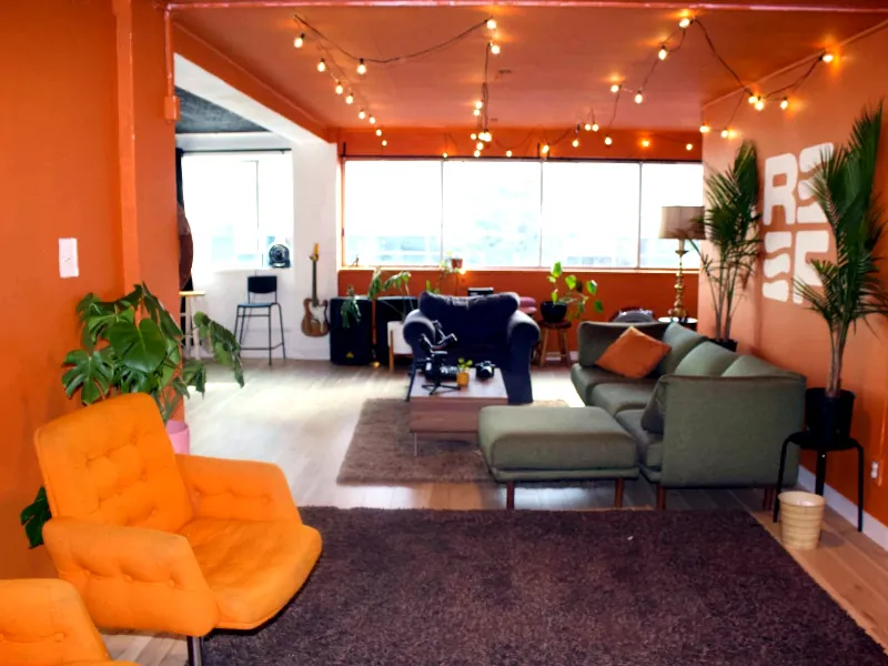 Multipurpose Space with Natural Light for Events - Featured image