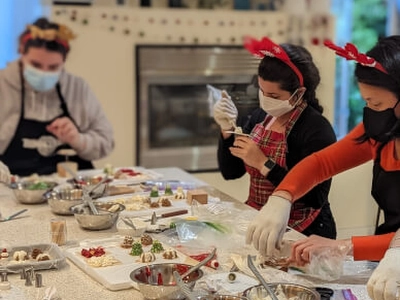 Buttercream Cupcake Decorating Workshop: Roses, Daisies/Scabiosa Experiences in San Francisco - Featured