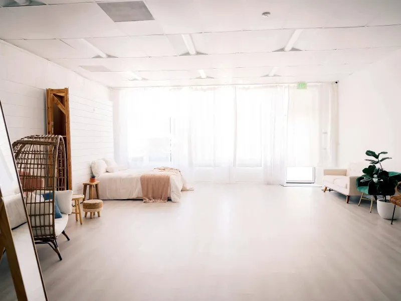 Intimate Photo Studio with Natural Light - Gallery image