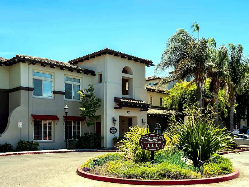 Dazzling Meeting Room for Gatherings - Gallery image