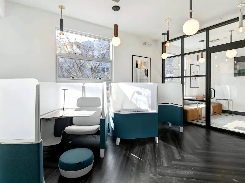 Handsome Meeting Room for Gatherings - Gallery image