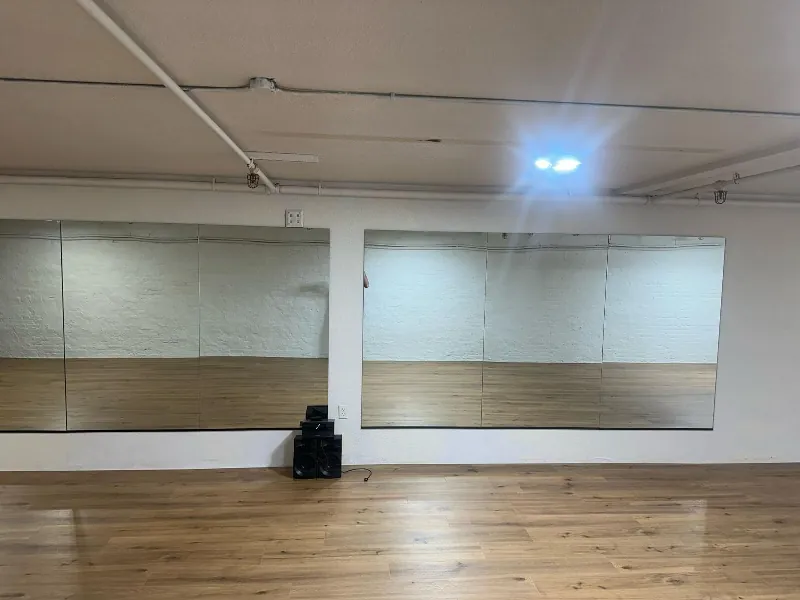 Spacious Mirrored Dance Studio Basement - Gallery image