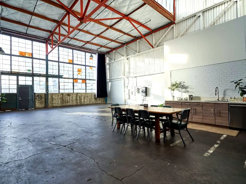 Photo Studio with Skylights and Natural Light - Gallery image