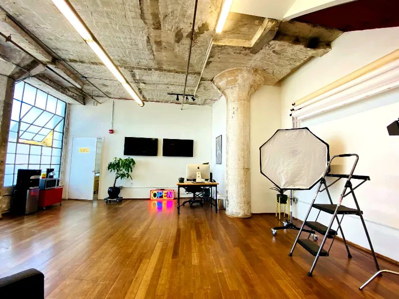 Design Studio with High Ceilings for Events in South Kennedy Tract - Gallery image