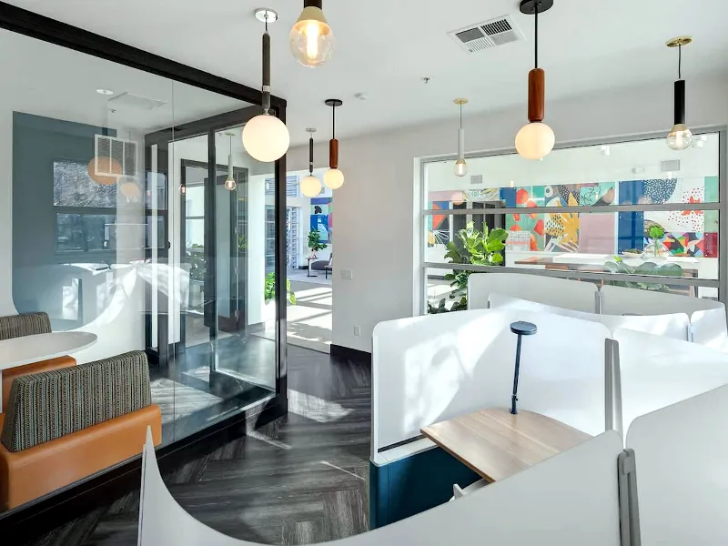 Handsome Meeting Room for Gatherings - Gallery image