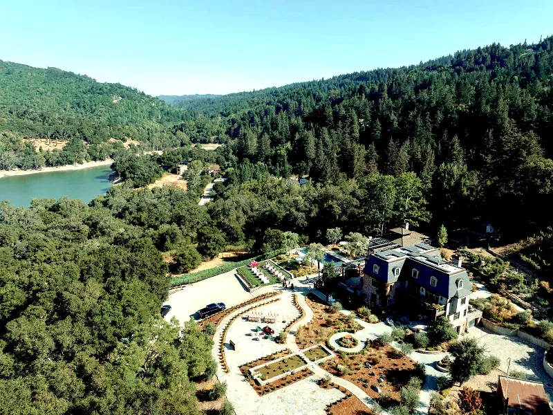 Spacious Waterfront Estate for Special Occasions - Gallery image
