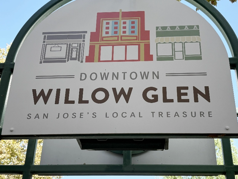 Redwood City treasure hunt team-building game in downtown areas.