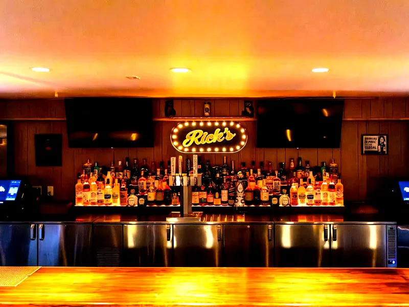 Inviting Bar & Lounge for Celebrations in Marina - Featured image