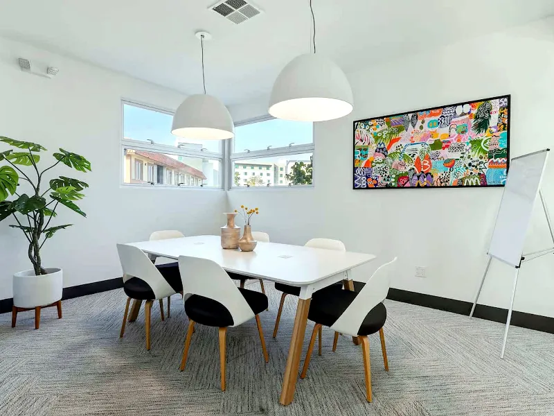 Sophisticated Meeting Room for Your Next Event - Gallery image