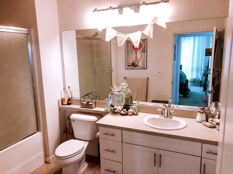 Loft with Vaulted Ceilings and Natural Light - Gallery image