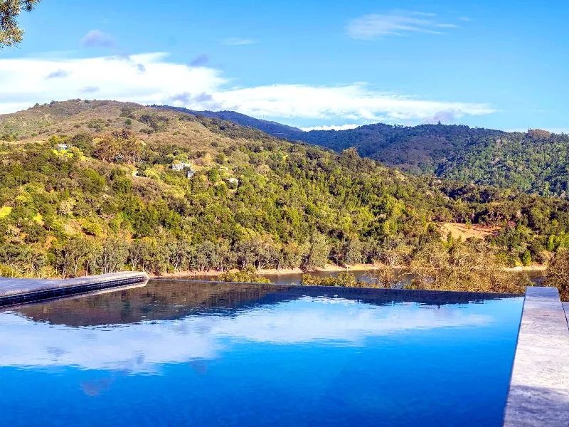 Spacious Waterfront Estate for Special Occasions - Gallery image