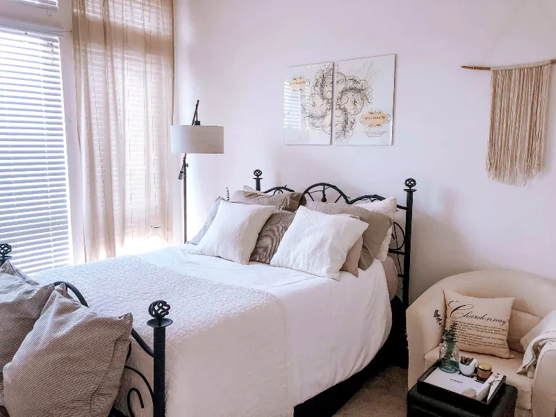 Loft with Vaulted Ceilings and Natural Light - Gallery image