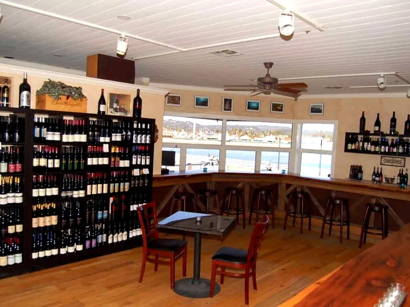 Expansive Wine Bar for Hosting - Gallery image