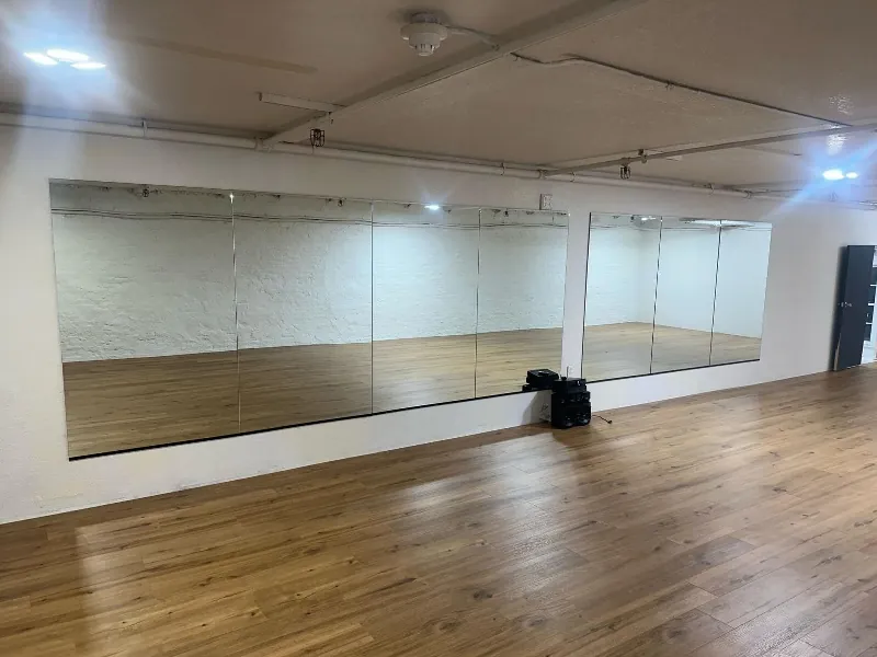 Spacious Mirrored Dance Studio Basement - Gallery image