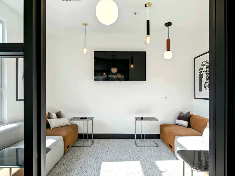 Handsome Meeting Room for Gatherings - Gallery image