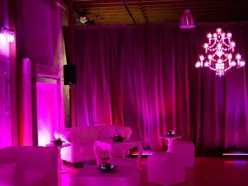 Professional Gallery Studio with Blackout Control - Gallery image